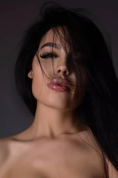 Skönhet Ansikte Ung Brunett Kvinna Sexig Modell Poserar Studio Porträtt — Stockfoto