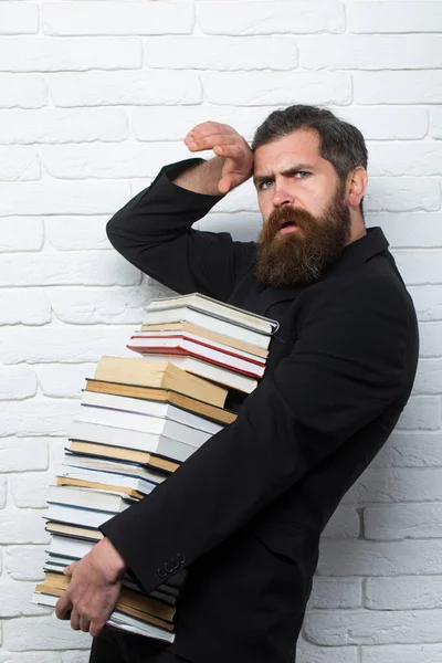 책쌓아 재밌는 선생님이나 교수님 선생님 중년의 수염을 재미있는 — 스톡 사진