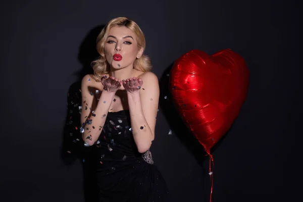 Sexy Blonde Vrouw Blaast Confetti Valentijnsdag Liefde Hart Portret Van — Stockfoto