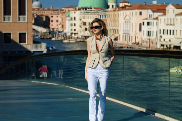 Venedik caddesinde yürüyen kadın turist, yaz moda tarzı, İtalya, Avrupa 'ya seyahat. Seksi moda turisti. Venedik 'teki zarif genç bayan turist. Tatillerde yaz yaşam tarzı