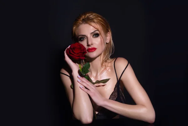 Schlanke Sexy Schöne Frau Mit Nackten Schultern Halten Rote Rosen — Stockfoto