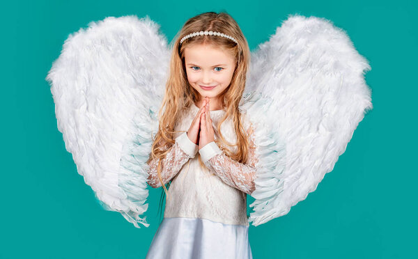 Kind Mit Engelsgesicht Nettes Mädchen Posiert Mit Engelsflügeln Wunderschönes Kleines — Stockfoto