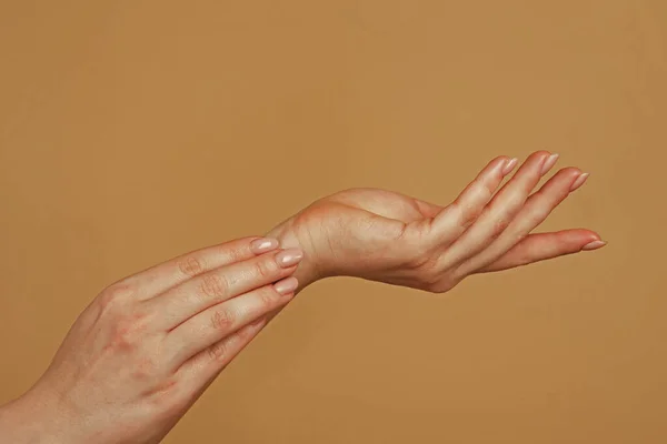 Sięgam Dotykające Dłonie Sięgnij Rękę Zmysłowy Dotyk Piękne Ręce Kobiet — Zdjęcie stockowe