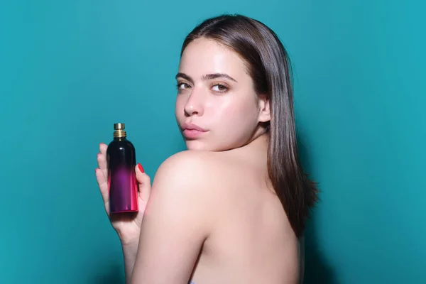Seksowna Dziewczyna Używająca Perfum Młoda Piękna Kobieta Butelką Perfum Modelka — Zdjęcie stockowe