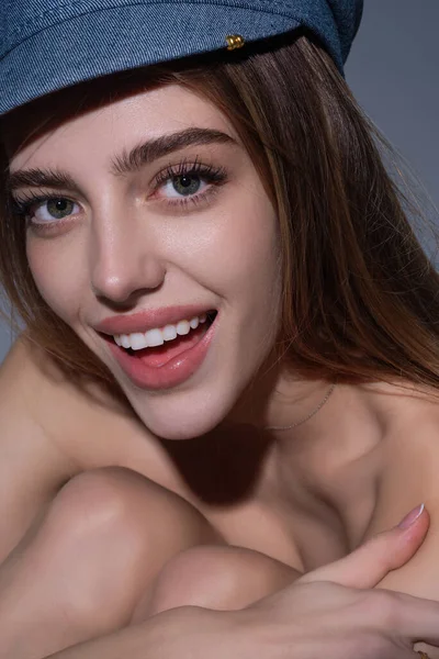 Sexig Attraktiv Kvinna Poserar Med Mössa Vackert Sexigt Modellporträtt Skönhet — Stockfoto