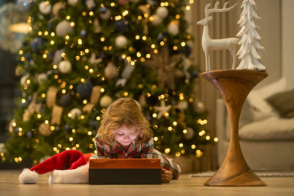 Mutlu Noeller Noel Ağacının Yanında Mutlu Bir Çocuk Noel Evde — Stok fotoğraf