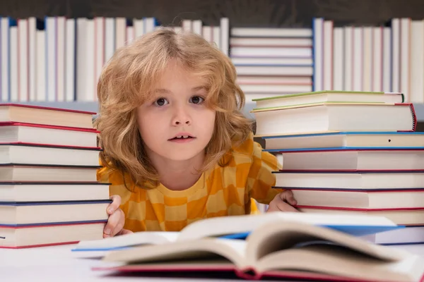 Chico Escuela Leyendo Libro Biblioteca Desarrollo Los Niños Aprender Leer —  Fotos de Stock