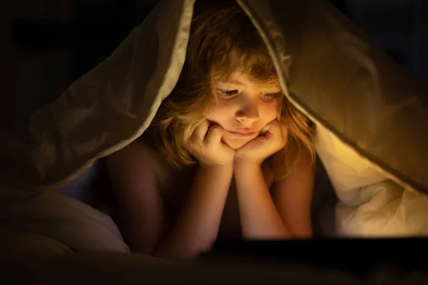 Enfant Couché Lit Nuit Jouant Tablette Numérique Enfant Regardant Tablette — Photo