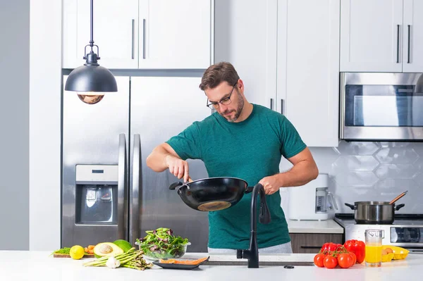 Μαγειρεύω Στο Σπίτι Άνθρωπος Στην Κουζίνα Ετοιμάζει Ένα Γεύμα Αρσενικό — Φωτογραφία Αρχείου