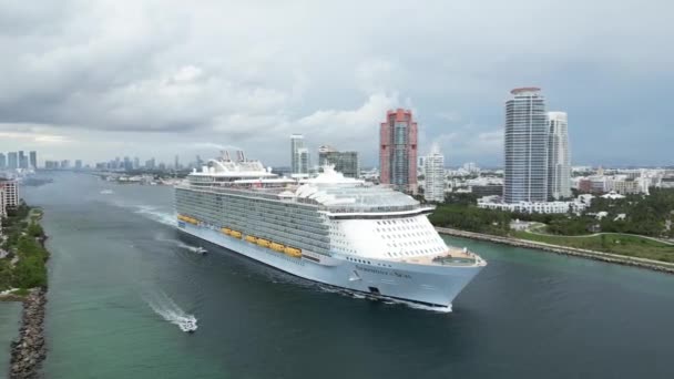 Luftaufnahme Des Kreuzfahrtschiffes Von South Point South Beach Miami Florida — Stockvideo