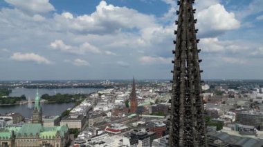 Mahnmal St. Nikola. Hamburg 'daki tarihi bina, St. Nikola Memorial. Hamburg, Almanya 'nın hava aracı görüntüsü. Hamburg 'daki Aziz Nicolas Kilisesi' nin yeniden canlandırılması.