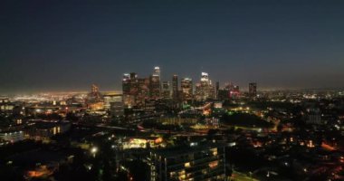 Los Angeles şehir merkezinin gece hava görüntüsü. Skyline, Los Angeles Finans Bölgesi, Kaliforniya. Geceleri Los Angeles şehir merkezindeki binalar. Los Angeles, ABD 'deki gece şehrinin havadan görüntüsü