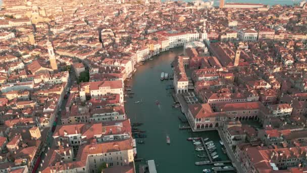 从空中俯瞰威尼斯 沿着威尼斯运河飞行 意大利威尼斯的空中无人机全景视频 — 图库视频影像