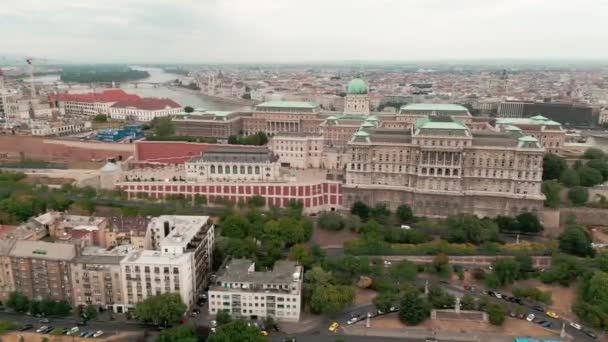 匈牙利布达佩斯的旅游目的地 布达佩斯市的空中景观 乘坐无人飞机在Budapests街附近飞行 布达佩斯市中心 布达佩斯旅游中心的匈牙利建筑 — 图库视频影像