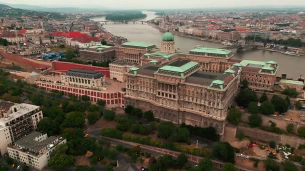 布达佩斯的空中风景 布达佩斯与布达城堡皇家宫殿 斯蒂芬大教堂多瑙河布达佩斯议会城堡山Stephens Basilica River Danube Budapest Parliament Castle Hill — 图库视频影像