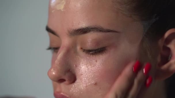 Perawatan Kulit Artis Tata Rias Menerapkan Bedak Lipstik Dan Eye — Stok Video