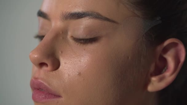 Maquillaje Artista Aplicando Base Tonal Cara Mujer Belleza Proceso Hacer — Vídeos de Stock