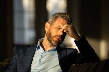 Yorgun, baş ağrısı ve göz yorgunluğu. Stres, yorgunluk ve göz yorgunluğu olan bir iş adamı. Yaşlı, orta yaşlı, yorgun gözlerini ovuşturan bir adam. Görme sorunu, görme bozukluğu, göz yorgunluğu, yorgunluk acısı.