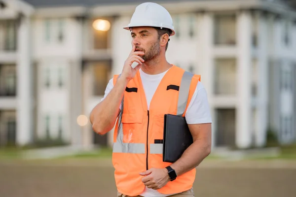 Builder Thinking Engineer Clipboard Building Inspection Serious Engineer New Home — Stock Photo, Image