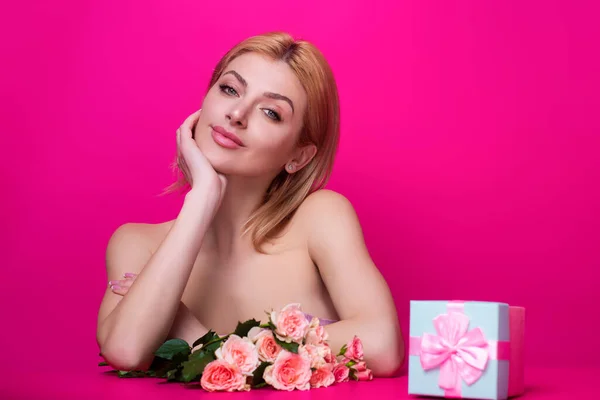 Sexy Woman Holding Gift Christmas Pretty Girl Celebrate Birthday Gift — Stockfoto
