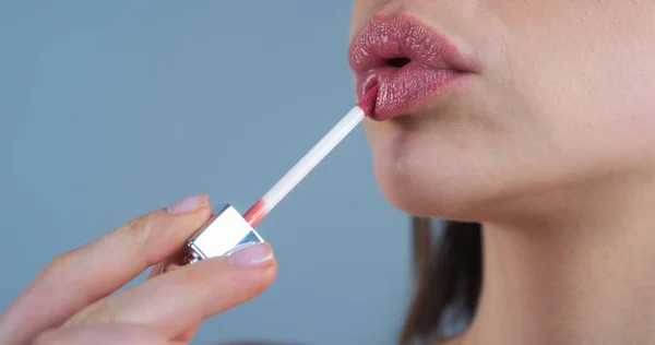 Sluit Vrouw Die Rode Lippenstift Lippen Aanbrengt Sexy Meisje Bracht — Stockfoto