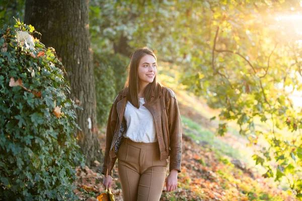 Portrait Young Woman Autumn Leafs Romantic Girl Dream Hold Fall — Stock Photo, Image