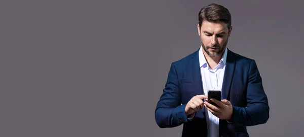 Man Kostym Med Hjälp Smarttelefon Porträtt Attraktiv Glad Kille Med — Stockfoto