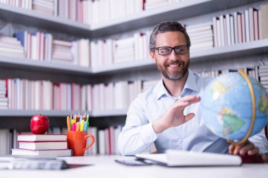 Öğretmenler günü. Okul sınıfında öğretmen öğretmeni. Bilgi, eğitim. Sınıfta ders veren bir adam. Üniversite sınavı. Üniversitede ders veriyorum. Eğitimci öğrenme kursları. Coğrafya okuyorum.