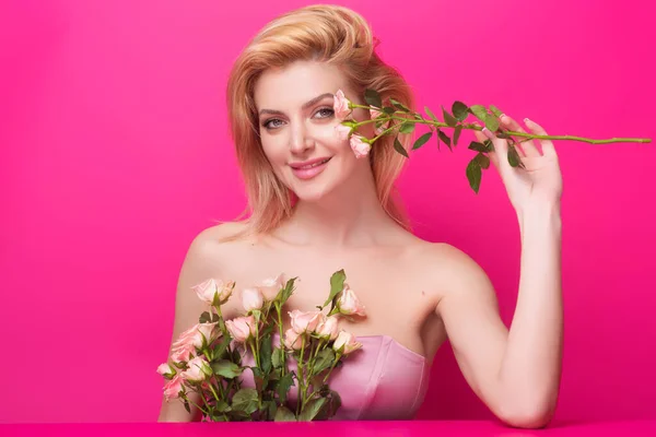 Krásná Dívka Růžovou Růží Krásná Smyslná Žena Držet Květiny Studio — Stock fotografie
