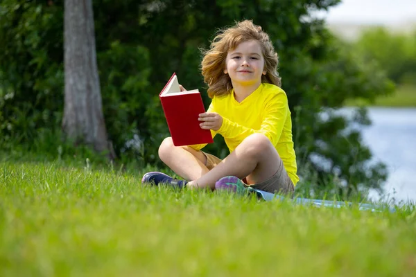Parkta Kitap Okuyan Şirin Bir Çocuk Çocuk Çime Oturup Kitap — Stok fotoğraf