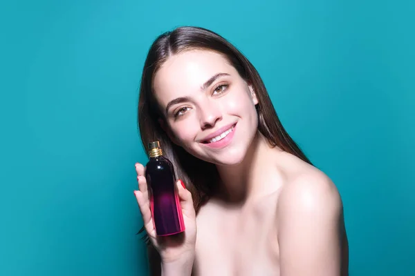 Dziewczyna Perfumami Młoda Piękna Kobieta Trzyma Butelkę Perfum Pachnie Aromatem — Zdjęcie stockowe