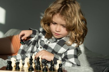 Akıllıca düşünen çocuk. Çocuk satranç oyununu düşün. Zeki, zeki ve zeki bir öğrenci. Beyin Zekası Konsepti Oyunları