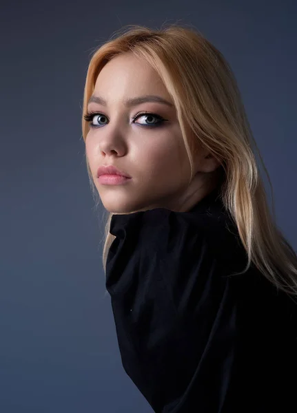 Förförisk Blond Kvinna Ansikte Sensuell Ung Kvinna Poserar Med Sexig — Stockfoto