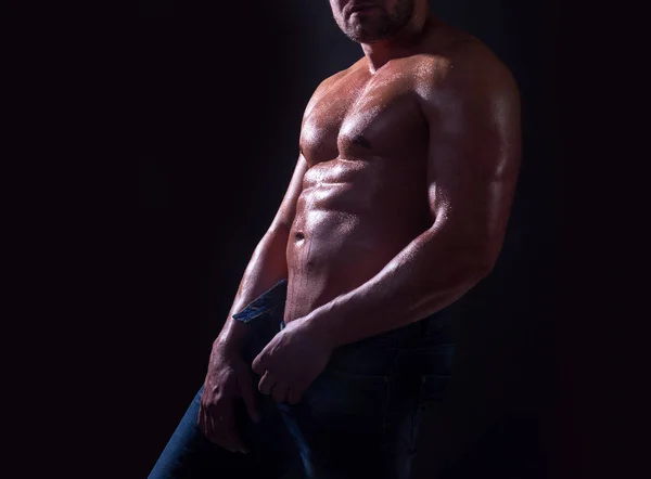 肉眼无毛男人模型显示六块腹肌 同性恋性感模特 靠近完美的腹肌 强壮的健美健美健美者 腹部肩二头肌三头肌和胸部 男人柔韧的肌肉 — 图库照片