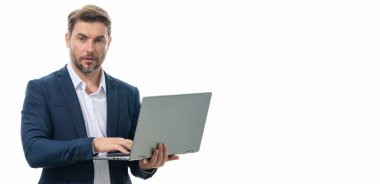 Dizüstü bilgisayar kullanan takım elbiseli bir iş adamı. Erkek işadamı dizüstü bilgisayar tutuyor. Ciddi adam dizüstü bilgisayarı tutuyor. Gözlüklü beyaz erkek işçi dizüstü bilgisayarla çalışıyor, izole edilmiş web afişi.