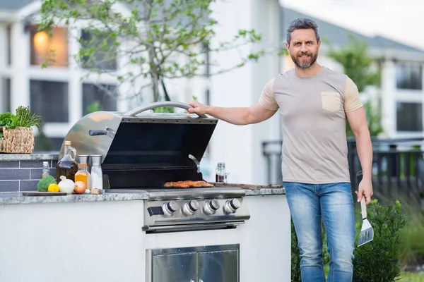 Uomo Alla Griglia Cuoco Maschio Preparare Barbecue All Aperto Carne — Foto Stock