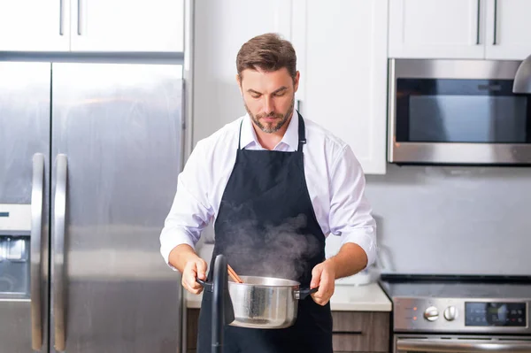 Mutfakta Yemek Yapan Adam Yakışıklı Adam Modepn Mutfağında Lezzetli Yemekler — Stok fotoğraf