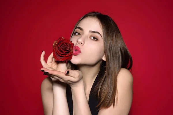 空气之吻 红玫瑰的性感女人迷人迷人迷人迷人的梦中女孩的画像 她手持红玫瑰 与红楼背景隔离 — 图库照片
