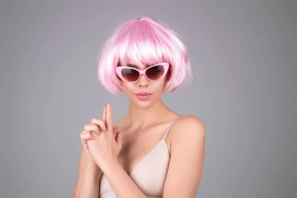 有趣的女孩与粉红假发 青年和皮肤护理概念 在工作室背景上孤立的性感模特的照片 洁白柔嫩皮肤的漂亮女人的特写 — 图库照片