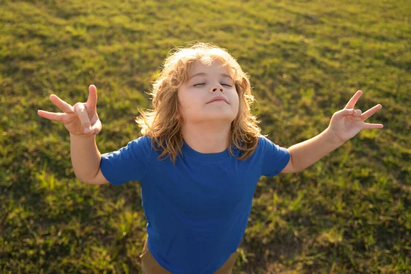 Dziecko Medytuje Zielonej Trawie Parku Zamkniętymi Oczami Słoneczny Letni Dzień — Zdjęcie stockowe