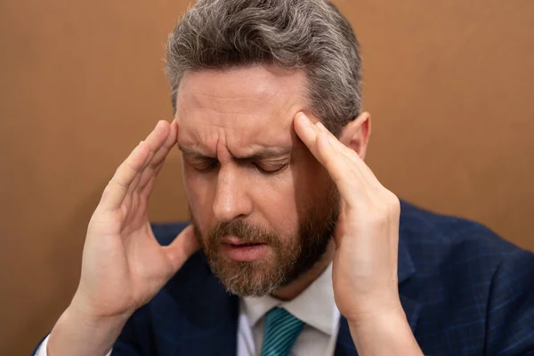 商务人员手握眼镜感到疼痛擦干烦躁的眼睛因电脑工作而疲倦 压力大的人患有头痛 视力不好 坐在办公室里 截止日期和压力大的工作 — 图库照片