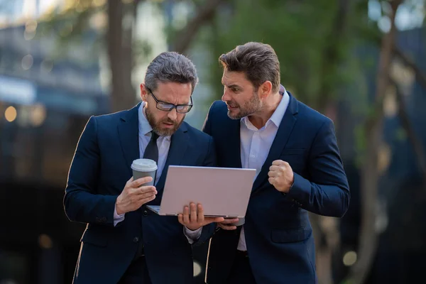 Equipa Homens Negócios Dois Homens Busemiss Usando Laptop Livre Empresários — Fotografia de Stock