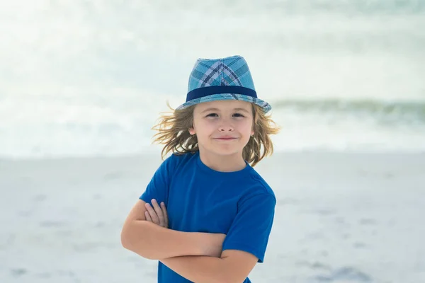 Malý Chlapec Letních Slunečních Brýlích Klobouku Mořské Pláži Kluk Letních — Stock fotografie