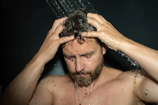 男人洗头 洗澡时在浴室洗头 男模洗澡时洗头 男人在洗澡男人洗澡 男性洗发水和洗头概念 — 图库照片