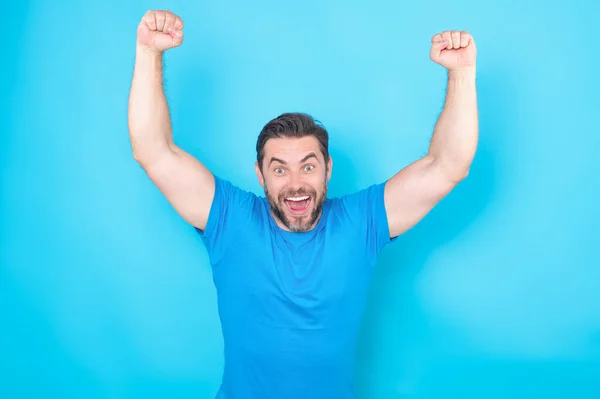 興奮した男の感情 人間の反応や感情 表情で興奮した男のクローズアップ 腕を上げて笑顔で叫び成功のために — ストック写真