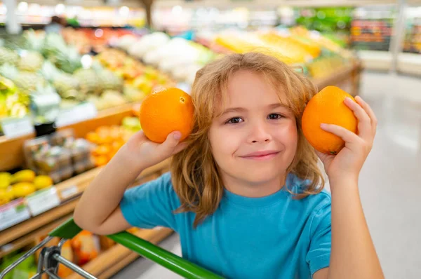 Kind Mit Einkaufskorb Voller Gemüse Und Obst Kind Einem Lebensmittelgeschäft — Stockfoto