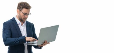 Dizüstü bilgisayar kullanan takım elbiseli bir iş adamı. Erkek işadamı dizüstü bilgisayar tutuyor. Ciddi adam dizüstü bilgisayarı tutuyor. Gözlüklü beyaz erkek işçi dizüstü bilgisayarla çalışıyor, izole edilmiş web afişi.