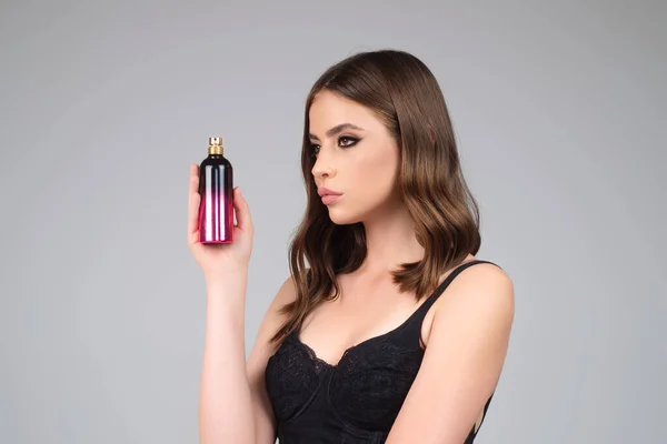 Dziewczyna Perfumami Młoda Piękna Kobieta Trzyma Butelkę Perfum Pachnie Aromatem — Zdjęcie stockowe