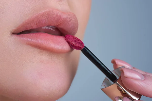 Woman Puts Lipstick Lips Brush Close Womens Hand Lipstick Applying — Stock Photo, Image