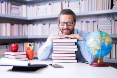 Öğretmenim sınıfta. Yakışıklı öğretmenle bilgi ve eğitim. Sınıfta kitabı olan bir öğretmen. Sınıfta ders alan bir adam. Üniversite sınavı öğretmenleri. Üniversite öğretmeni. Öğretim ve öğrenme